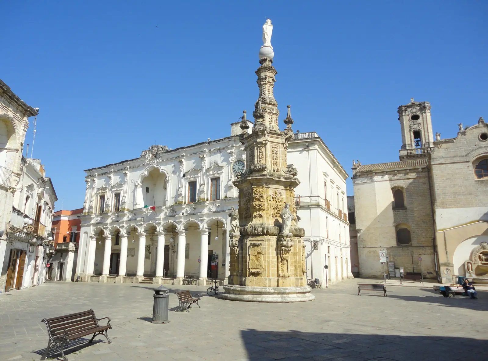 Piazza Salandra a Nardò con la guglia dell'Immacolata